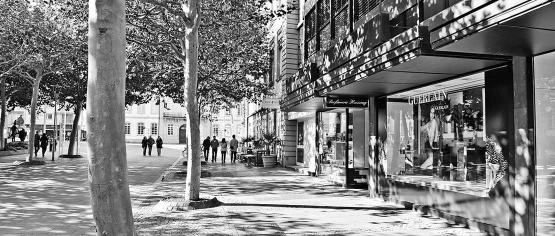 Setenansicht unserer Filiale in der Ludwigsstraße 1, Mainz. Foto schwarz-weiß.