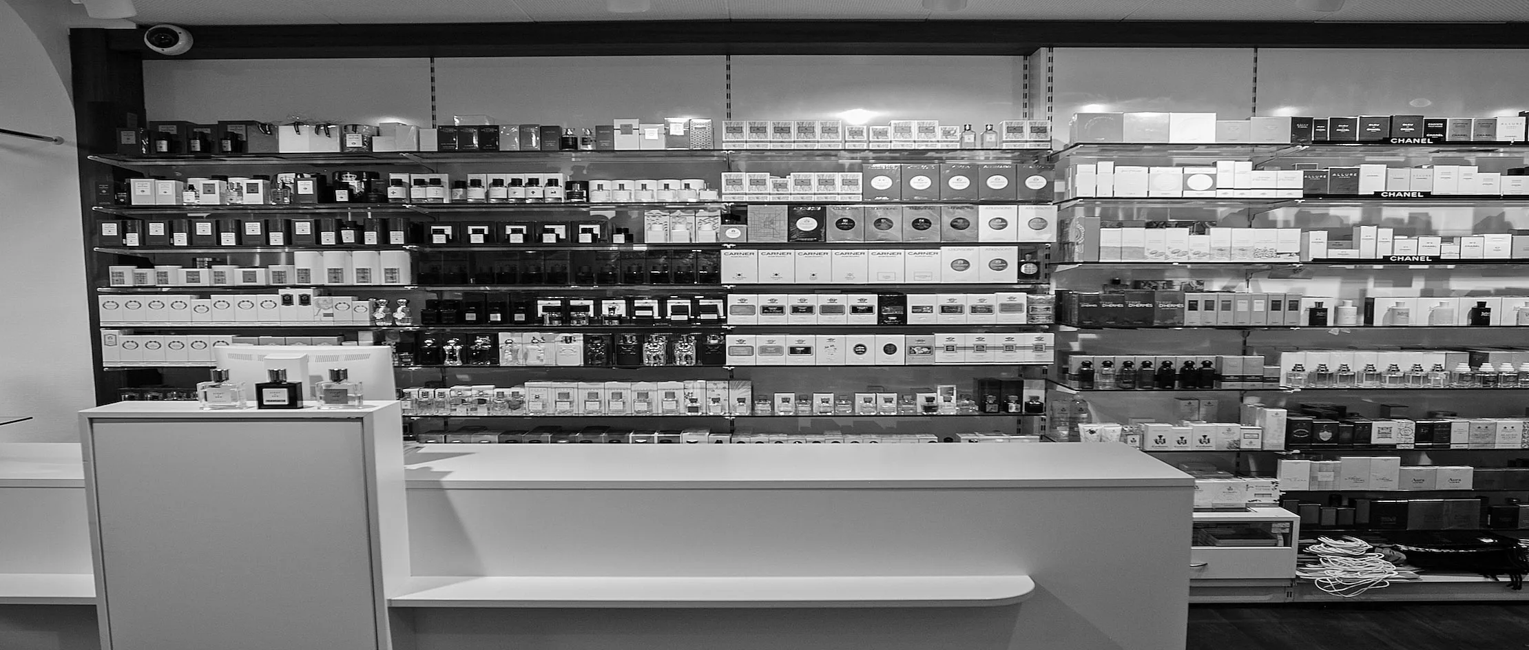 Frontansicht unserer Filiale am Dom, Mainz. Foto schwarz-weiß.