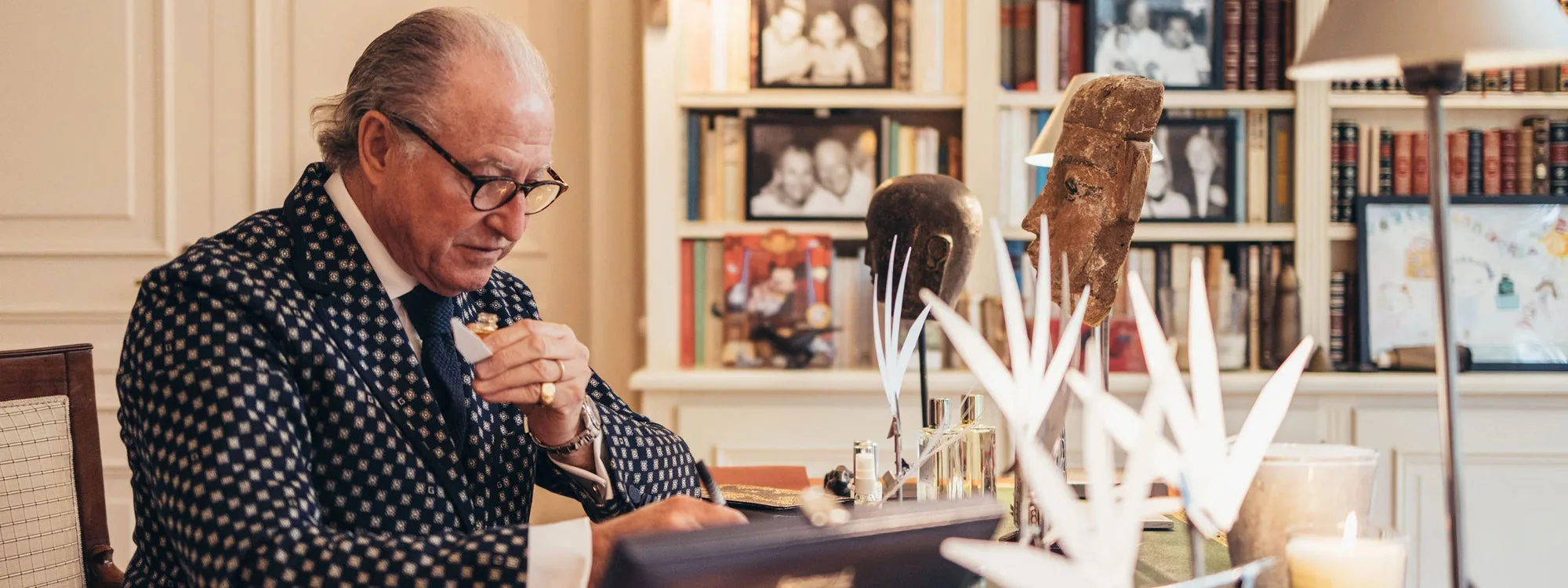 Mizensir Gründer Alberto Morillas beim kreieren von Düften