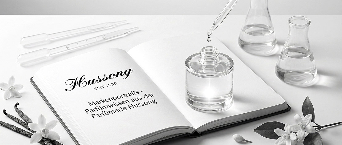 Parfümwissen aus der Parfümerie Hussong mit aufgeklapptem Buch und Pipette